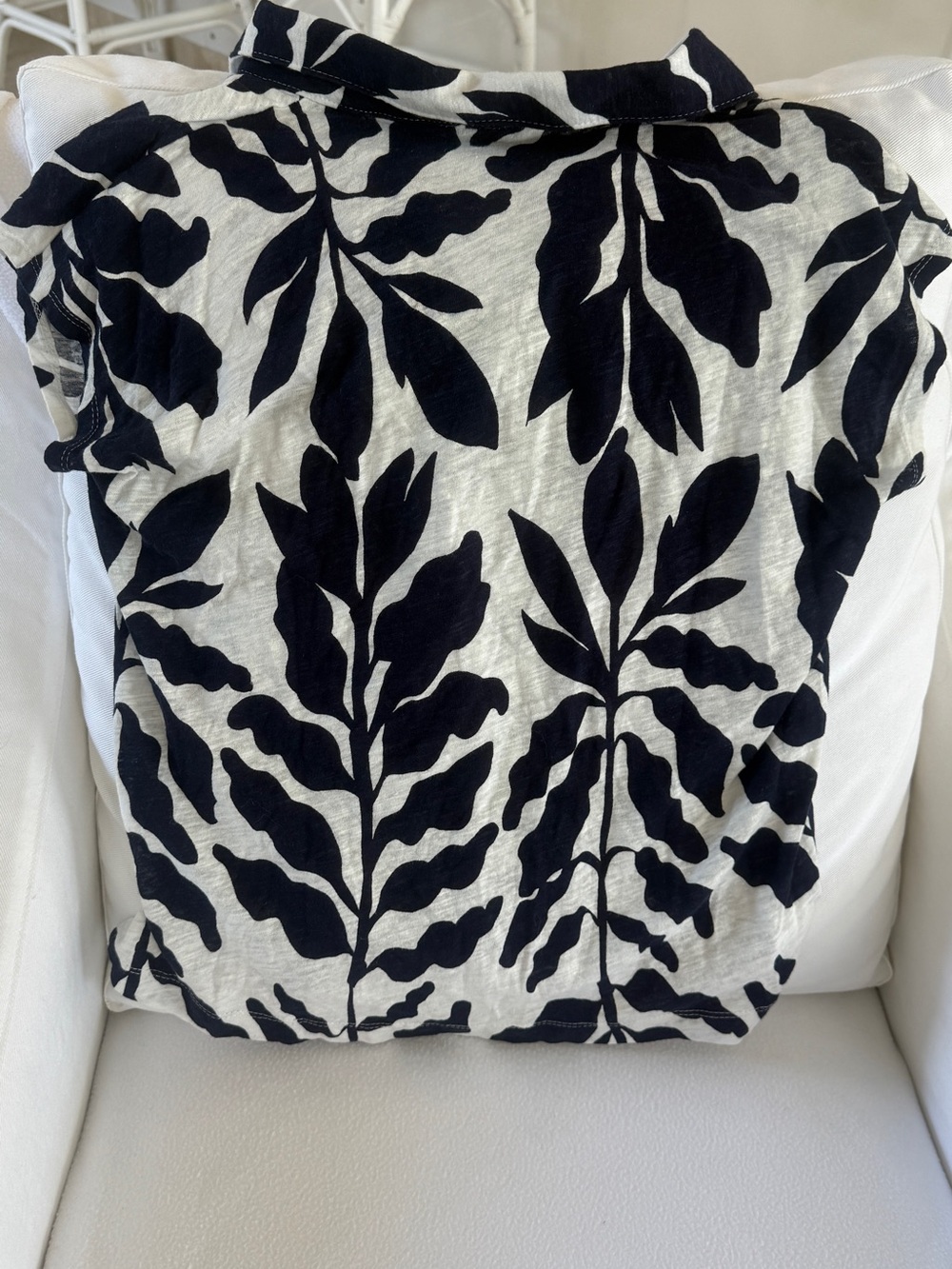 Rachael Zoe Navy and White Leaf-Print V-Neck Collared Top - Picture 3 of 4